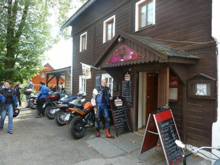 Drevenka Hotel Provodin Bagian luar foto